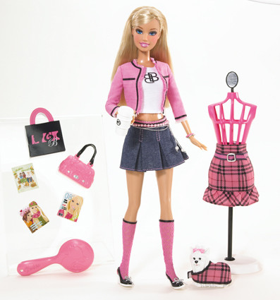 Barbie - Barbie papusa la cumparaturi